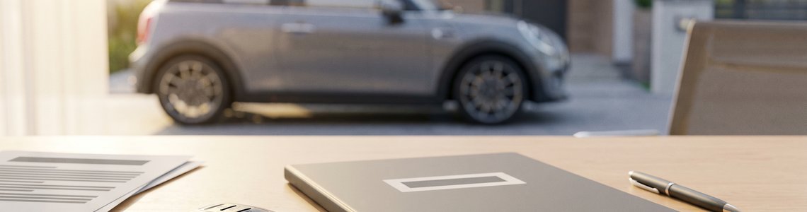 Auto-Leasing oder Kaufen: Vertragsordner und Autoschlüssel vor einem Kompaktwagen