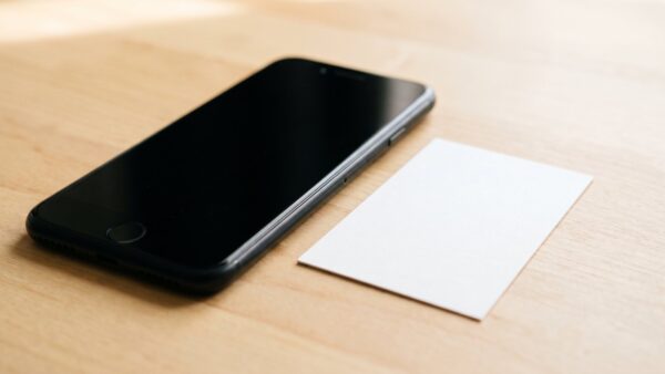 azubi rabatte bild 1 Ausgeschaltetes Smartphone neben einem leeren Kartenrohling