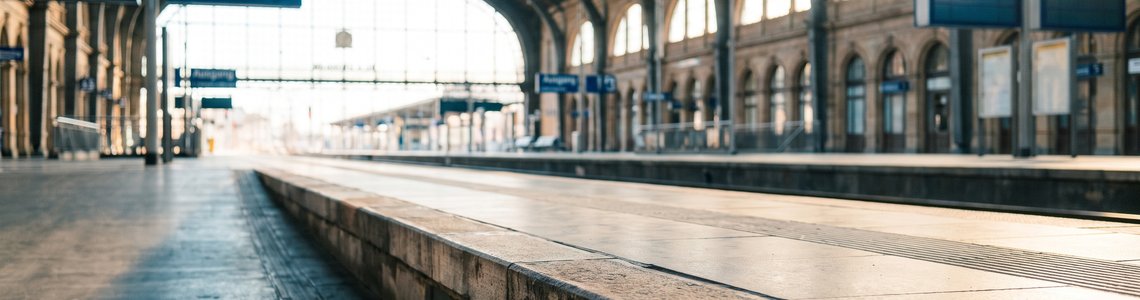 Leerer heller Bahnsteig im Morgenlicht ohne Beschriftung