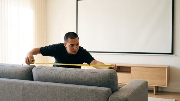 Sitzabstand zur Beamer-Leinwand mit dem Maßband ausmessen