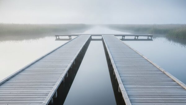 beitragsbemessungsgrenze 2027 bild 3 Zwei getrennte Holzstege ĂŒber ruhigem Wasser enden auf unterschiedlicher Höhe