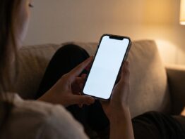 Abends auf dem Sofa mit dem Smartphone in der Hand