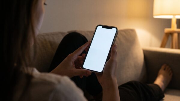 Abends auf dem Sofa mit dem Smartphone in der Hand
