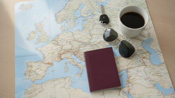 blitzerwarner ausland Aufgefaltete Europa-Straßenkarte mit Autoschlüssel, Sonnenbrille und Reisepass