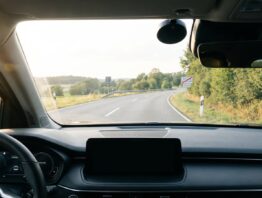 Blitzerwarner im Auto: Blick durch die Windschutzscheibe auf eine leere Landstraße