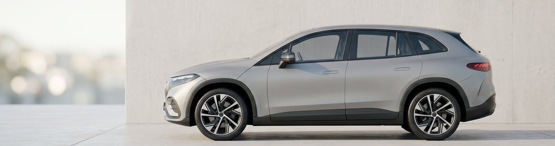 Markenloses hellgraues Elektro-SUV in Seitenansicht vor einer hellen Betonwand