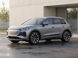 Silbergrauer Elektro-SUV der neuen BMW-iX3-Generation vor heller Betonfassade