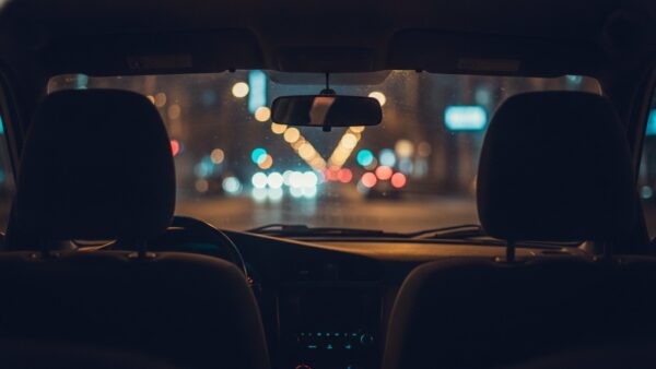 bolt plus bild 4 Nächtliche Stadtstraße mit verschwommenen Lichtern, gesehen von der Rückbank eines Autos