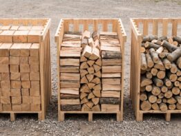 Drei gleich große Holzkisten mit massivem, geschichtetem und lose geschüttetem Holz im Vergleich