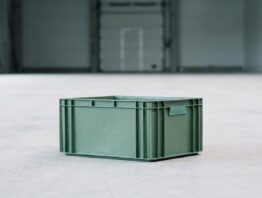 bringmeister bild 1 Einzelne leere Stapelkiste in einer leeren Lagerhalle
