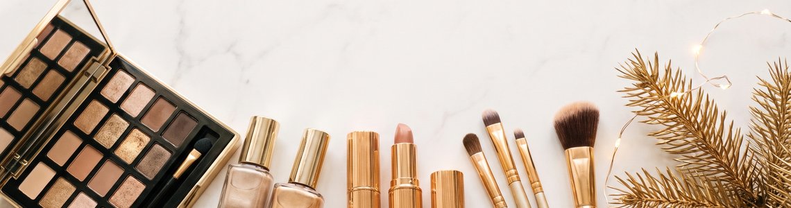 Catrice Adventskalender 2026 Header mit Beauty-Produkten