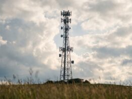 Mobilfunkmast auf einem Hügel als Sender der Cell-Broadcast-Warnung