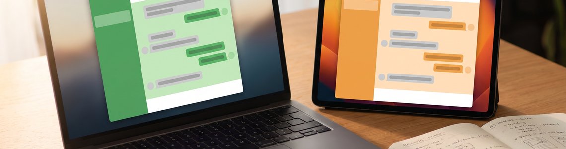 ChatGPT oder Claude: Laptop und Tablet mit grünem und orangefarbenem Chat-Fenster