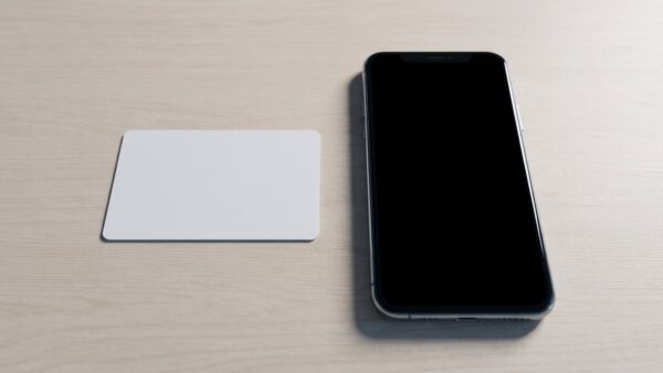 digitaler euro bild 1 Blanko-Plastikkarte und Smartphone mit schwarzem Display auf hellem Holztisch
