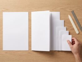 Halbierungsprinzip der DIN Formate mit gestaffelten Papierbogen