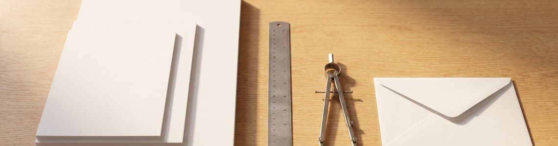 DIN Formate Uebersicht Papierbogen auf Schreibtisch