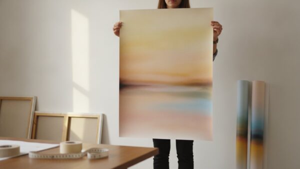 din formate plakat Plakat im DIN A1 Format wird an eine helle Wand gehalten