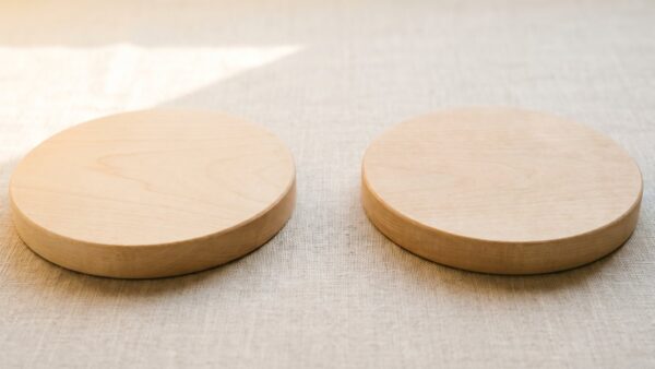 easy cosmetics rabattcode bild 2 Zwei helle Holzscheiben mit deutlichem Abstand nebeneinander