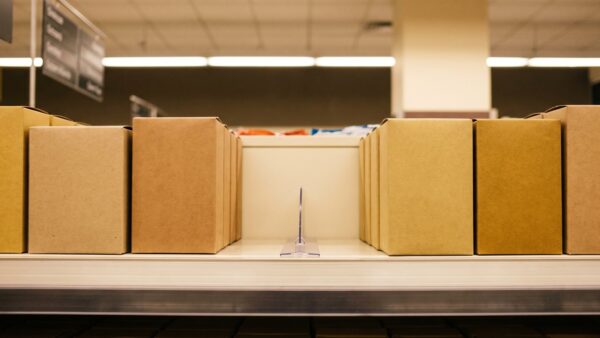 edeka storck bild 1 Supermarktregal mit schlichten Süßwarenschachteln und einer breiten Lücke in der Mitte
