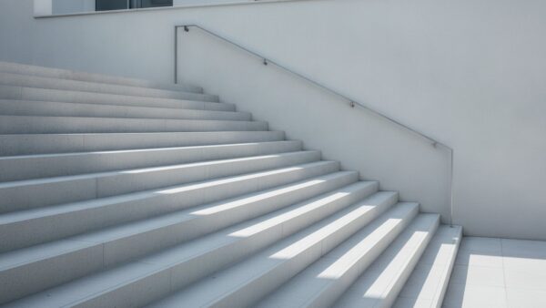 erbpacht bild 2 Betontreppe mit unterschiedlich hohen Stufen in einem hellen Innenhof