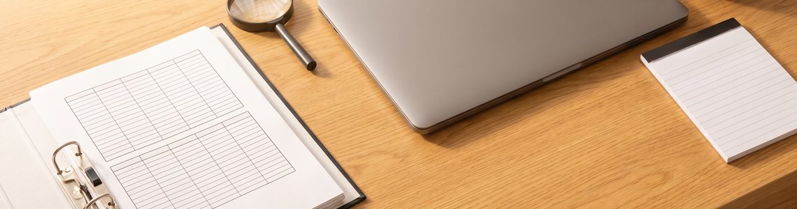 ETF Vergleich Ratgeber Schreibtisch mit Unterlagen