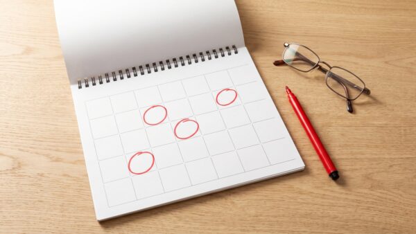 feiertage 2027 bild 1 Wandkalender 2027 mit markierten Feiertagen auf einem Holztisch