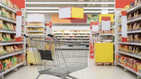 feiertage 2027 bild 4 Einkaufswagen vor einem Regal mit Aktionsschildern im Supermarkt