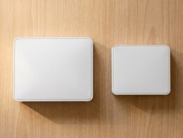 Zwei schlichte weiße Netzwerkgeräte unterschiedlicher Größe