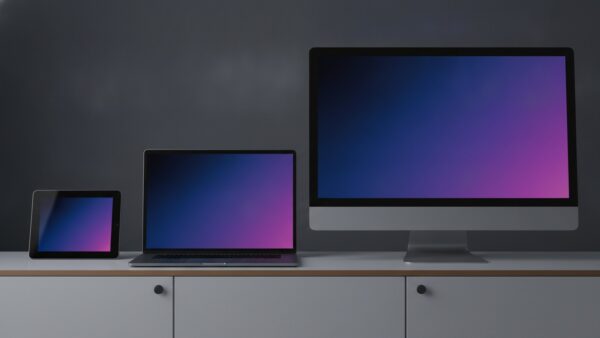 Tablet, Laptop und breiter Monitor nebeneinander als Symbol für die drei GeForce-Now-Stufen