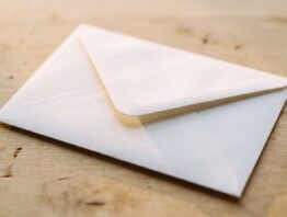 Nahaufnahme eines unbeschrifteten weißen Briefumschlags