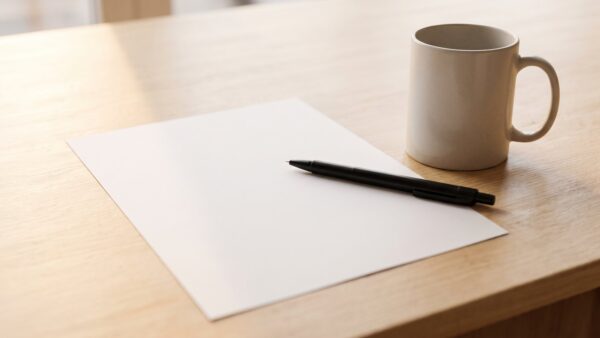 gina tricot rabattcode bild 2 Leeres weißes Blatt mit Stift und unbedruckter Tasse