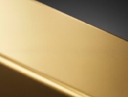 Nahaufnahme der glatten Oberfläche eines goldfarbenen Barrens