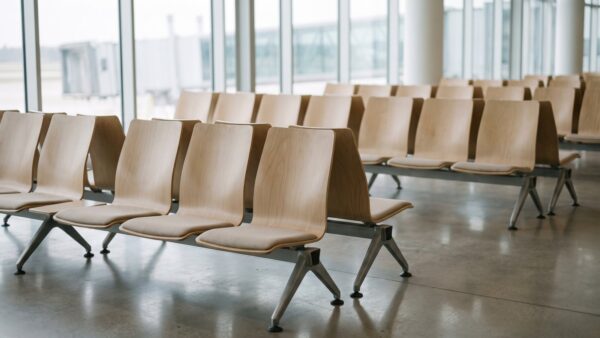 guenstig fliegen bild 3 Leere Wartehalle mit Sitzreihen am Flughafen