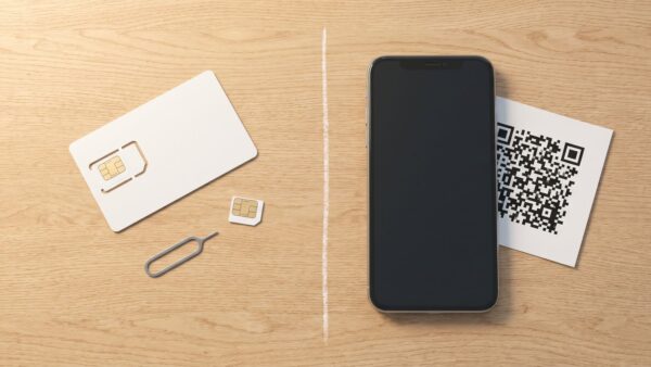 handy im ausland bild 3 Physische SIM-Karte mit Auswurfnadel und QR-Code fuer eSIM im direkten Vergleich