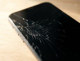 Smartphone mit gesprungenem, ansonsten dunklem Display