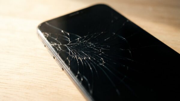 Smartphone mit gesprungenem, ansonsten dunklem Display