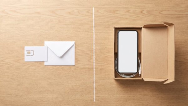 SIM-Karte und neues Smartphone im Karton als Vergleich zwischen SIM-only und Buendel