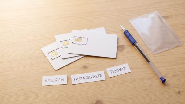 handyvertrag fuer kinder bild 2 Drei SIM-Karten mit den Schildern Vertrag, Partnerkarte und Prepaid im Vergleich