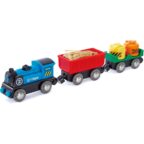 Hape Eisenbahn Güterzug aus Holz mit Batterieantrieb und Magnetkupplung