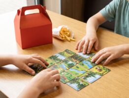 Kinder spielen ein Legespiel aus dem Happy Meal am Restauranttisch