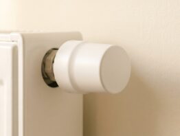 Weißer Heizkörper mit glattem Thermostatventil ohne Skala