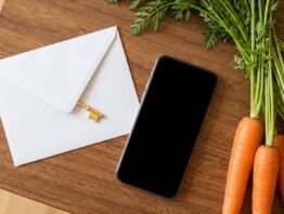 Briefumschlag mit Schlüssel neben einem Smartphone als Symbol für den HelloFresh Login ohne Passwort per E-Mail-Link