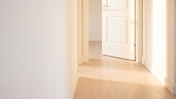 home24 outlet bild 2 Leerer heller Flur mit geöffneter weißer Zimmertür