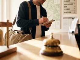 Mystery Guest notiert bei der Ankunft an der Hotelrezeption Beobachtungen