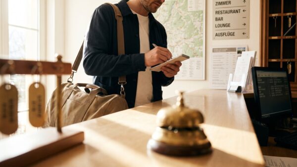 hoteltester werden bild 1 Mystery Guest notiert bei der Ankunft an der Hotelrezeption Beobachtungen