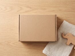 ikea babybox bild 1 Unbedruckte Pappbox mit Babytuch und Holzspielzeug