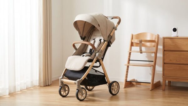 Kinderwagen, Hochstuhl und Babyphone nebeneinander in einem hellen Raum