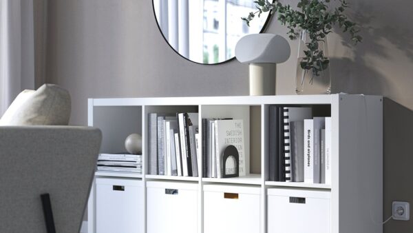ikea preissenkung ikea 1 WeiĂźes KALLAX Regal mit BĂĽchern und weiĂźen Boxen in einem Wohnzimmer