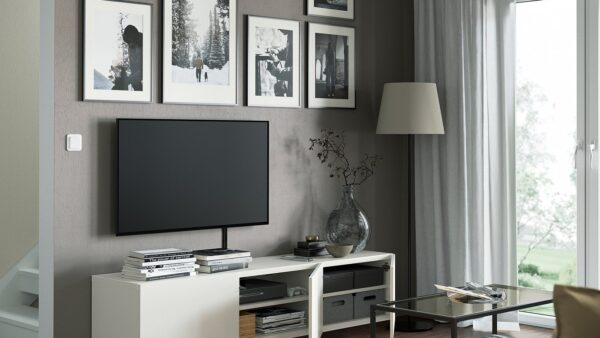 ikea preissenkung ikea 2 WeiĂźe BESTĂ… TV-Bank mit TĂĽren unter einem Fernseher im Wohnzimmer