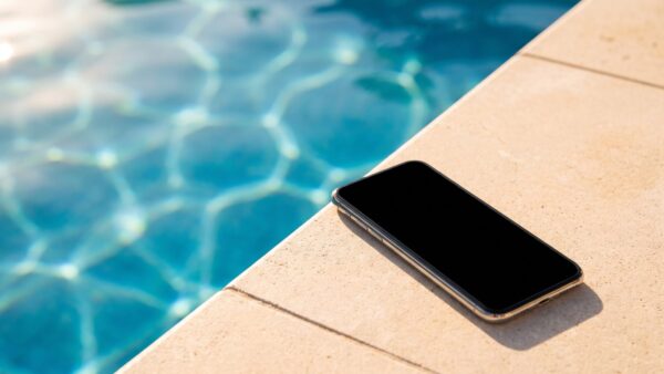 Smartphone am Beckenrand als Sinnbild für die Grenzen der IP-Prüfung
